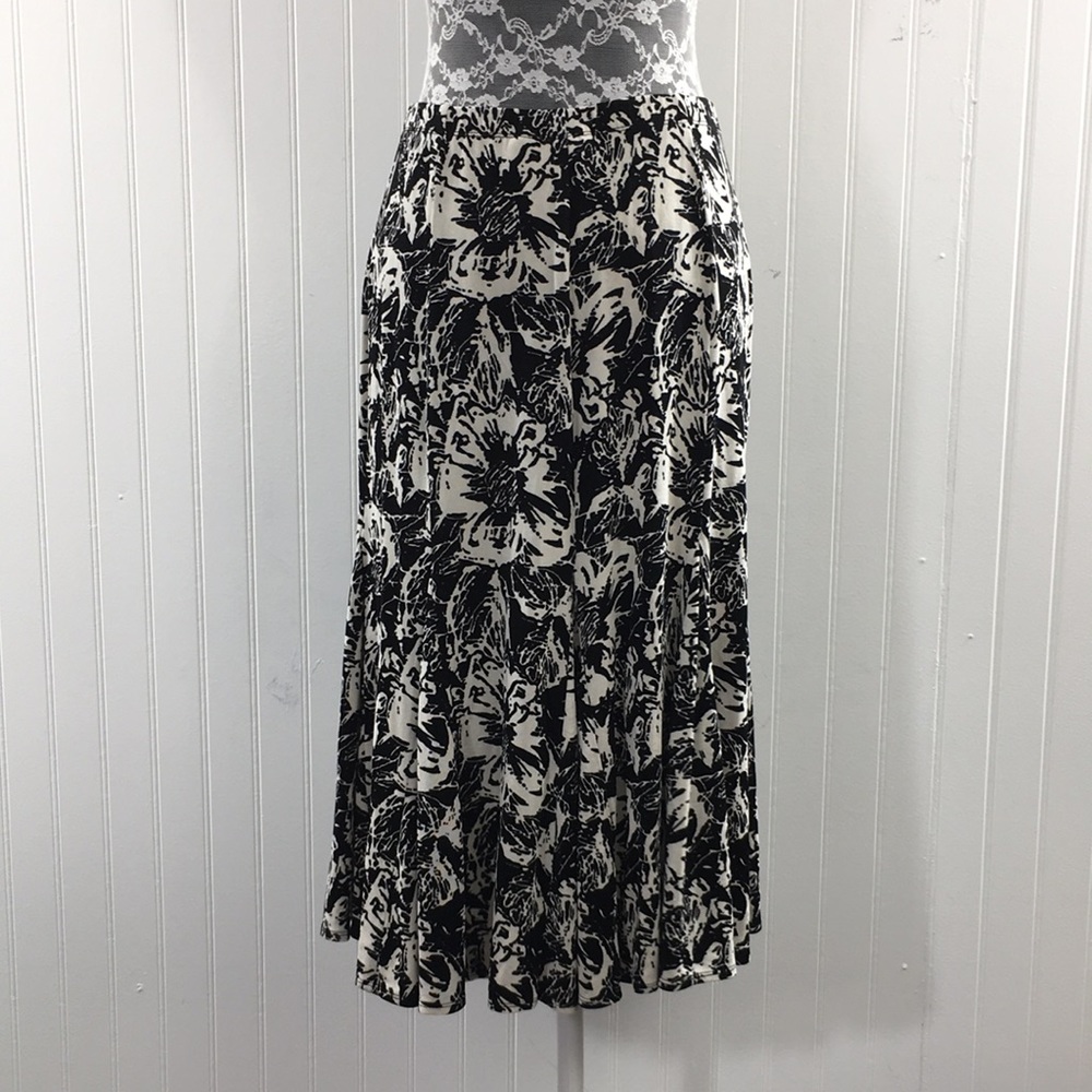 Chicos Travelers Black White Floral Print Skirt - Picture 3 of 10